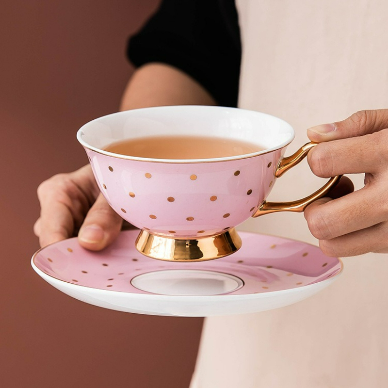 Coffee Equipment Set - 세라믹 핑크 커피 머그잔과 접시가 있는